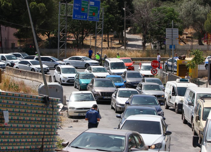 İzmir'de orman yangını: Sabuncubeli Tünelleri duman nedeniyle trafiğe kapandı - Resim : 1