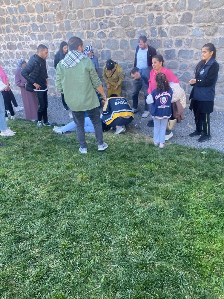 Tarihi surlardan düşen çocuk hayatını kaybetti - Resim : 1