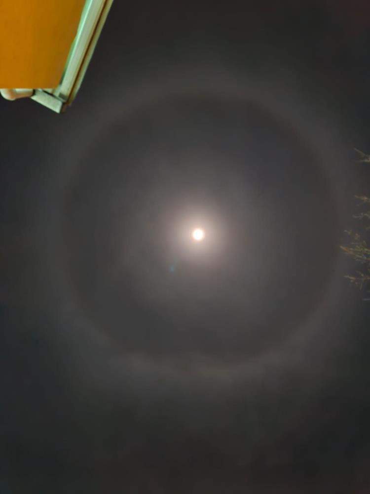 Fırtına habercisi mi? ‘Ay Halesi' görüldü, gören telefona sarıldı - Resim : 1