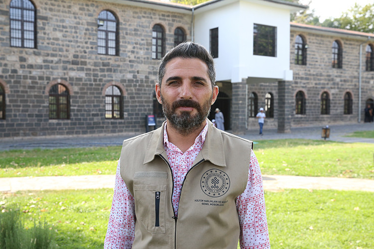 Diyarbakır'da mezar kazarken bulunan mozaikte içinde haç motifi bulunan "Davud Yıldızı" sembolü tespit edildi - Resim : 5