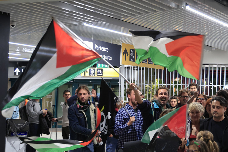 Küresel Sumud Filosu'ndaki 7 İtalyan aktivist ülkelerine ulaştı - Resim : 1