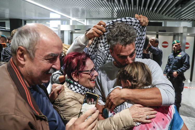 Küresel Sumud Filosu'ndaki 7 İtalyan aktivist ülkelerine ulaştı - Resim : 2