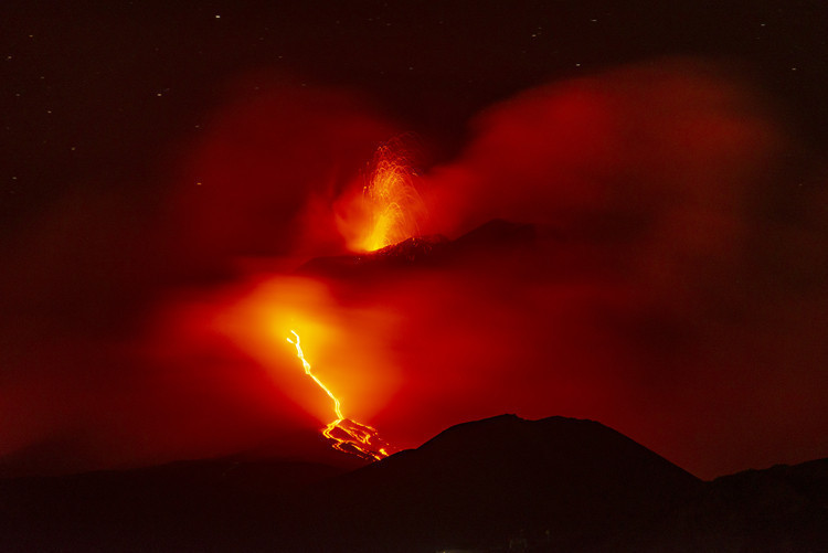 Etna Yanardağı&rsquo;nda patlama ve lav akışı devam ediyor - Resim : 1