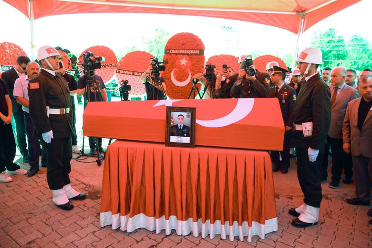12 asker için son görev: Türkiye şehitlerini uğurluyor! - Resim : 9