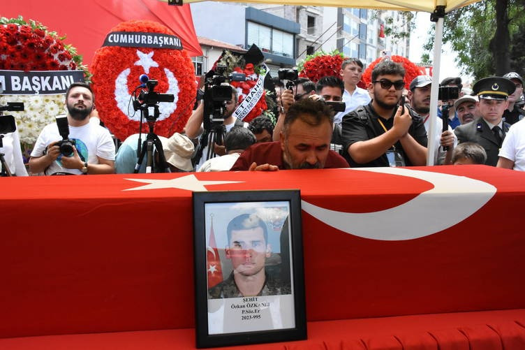 12 asker için son görev: Türkiye şehitlerini uğurluyor! - Resim : 11