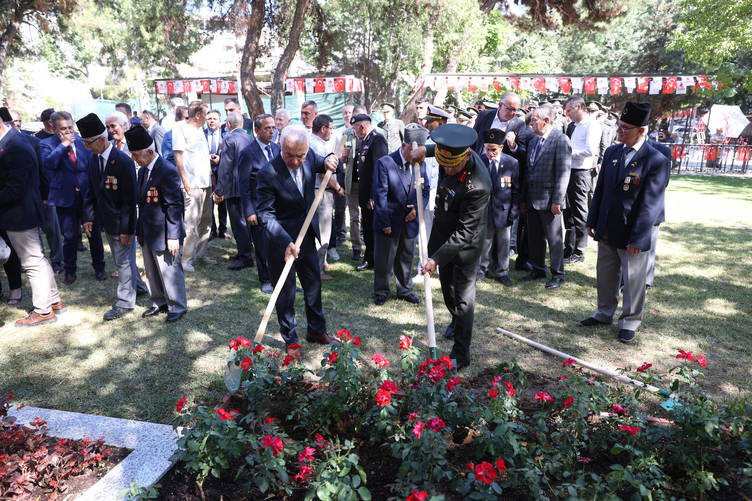 Kırklareli'nde 15 Temmuz şehitleri anısına 253 gül fidanı dikildi - Resim : 1