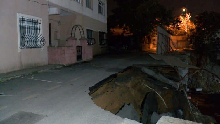 Üsküdar'da istinat duvarı çöktü: Sokak kullanıma kapatıldı - Resim : 1