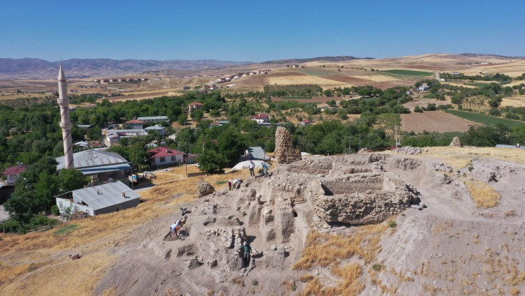 Elazığ'da tarihi keşif: 6 bin yıllık tapınak ve kan olukları bulundu - Resim : 3