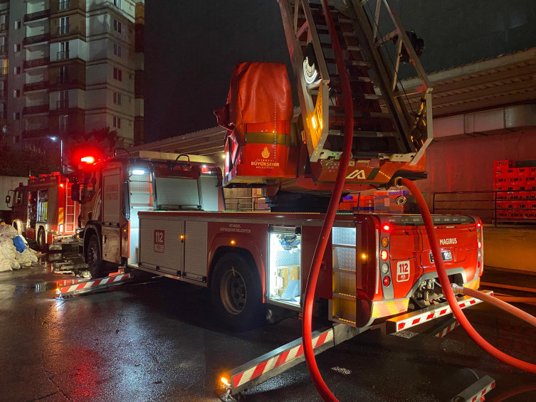İstanbul'da AVM yangını - Resim : 1