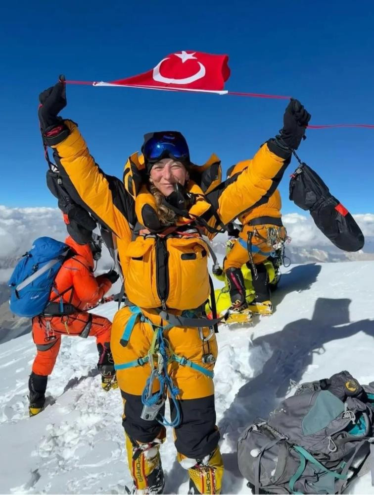 Gülnur Tumbat, dünyanın en zor zirvesine ayak basan ilk Türk kadın dağcı oldu  - Resim : 3