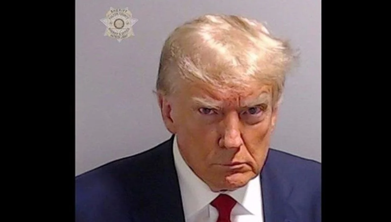 Trump'ın resmi portresi yayınlandı: Sabıka fotoğrafıyla neredeyse aynı - Resim : 1