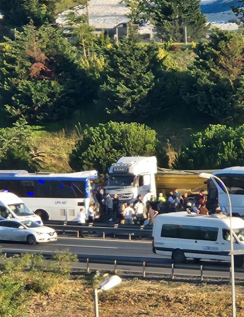 TEM Otoyolu'nda kaza: 1 kişi hayatını kaybetti, 16 kişi yaralandı - Resim : 1