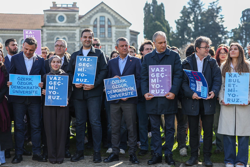 Özel’den Boğaziçi’ne destek ziyareti: Öğrenci kartlarıyla poz verdiler! - Resim : 1