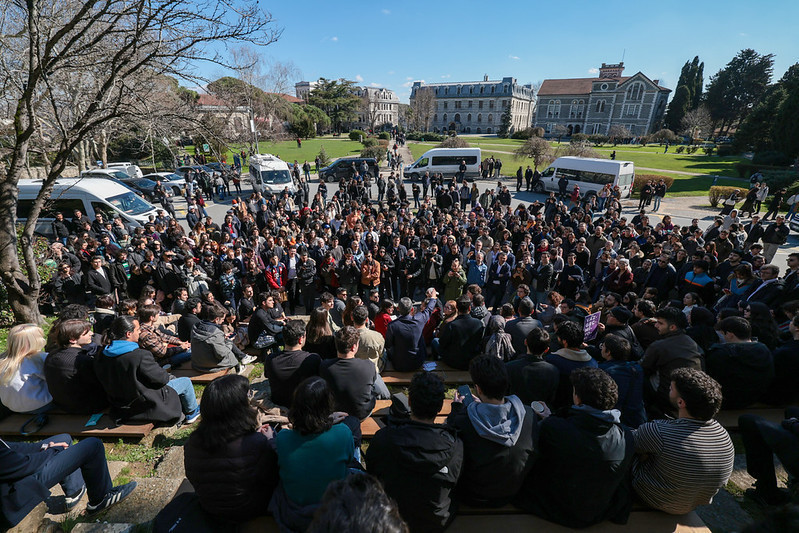 Özel’den Boğaziçi’ne destek ziyareti: Öğrenci kartlarıyla poz verdiler! - Resim : 2