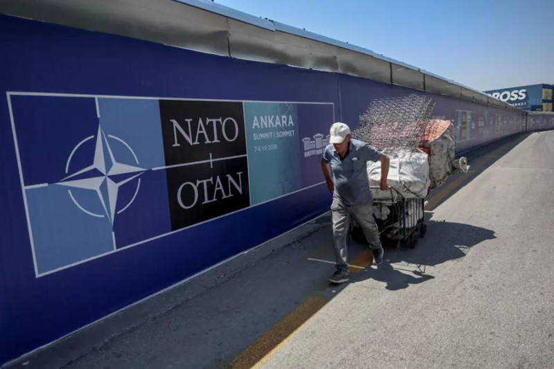 Ankara NATO Zirvesi'ne hazırlanıyor: Reklam panoları, kolonya ve çiçekler - Resim : 1