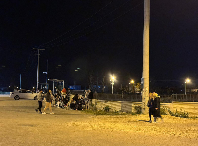 Afyonkarahisar'da 4,4 büyüklüğünde deprem: Vatandaşlar sokağa döküldü - Resim : 1