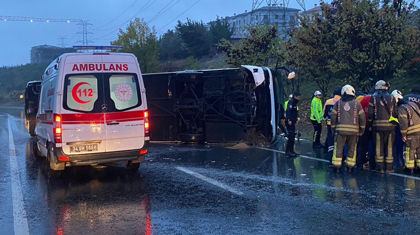 İstanbul'da feci kaza: Yolcu otobüsü devrildi, 2 kişi hayatını kaybetti - Resim : 1