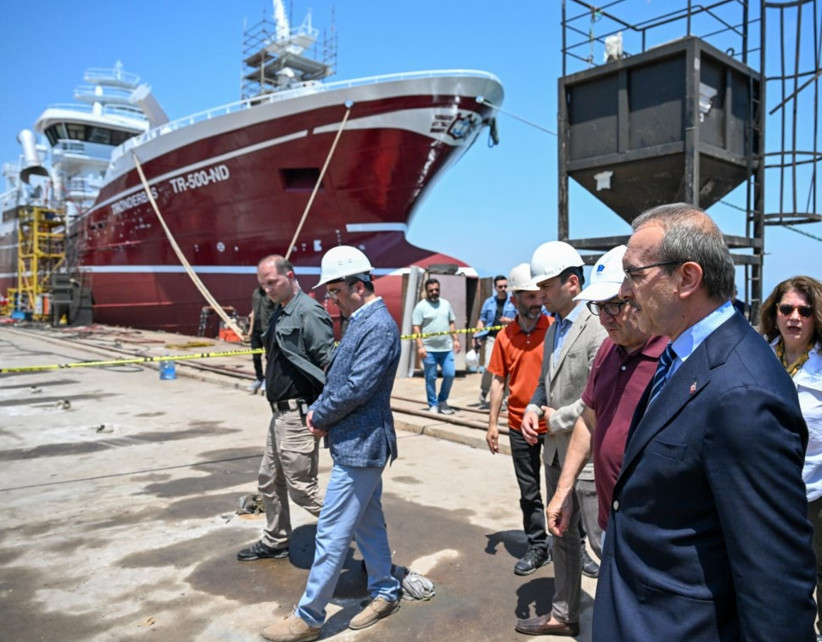 Tersanede gemi yangını: 4 mürettebat dumandan etkilendi - Resim : 1