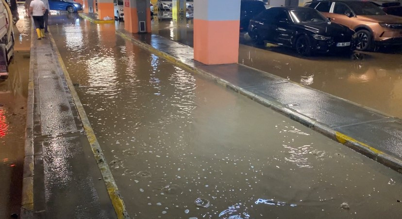 Kadıköy'deki AVM'nin otoparkını su bastı! Araçları zor kurtardılar - Resim : 2