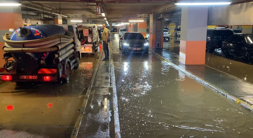 Kadıköy'deki AVM'nin otoparkını su bastı! Araçları zor kurtardılar - Resim : 1
