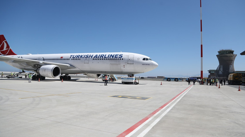 Rize-Artvin Havalimanı'na ilk yolcu uçağı iniş yaptı - Resim : 1