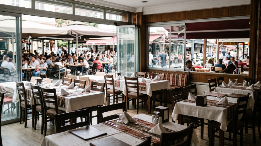 KAFELER DOLU, RESTORANLAR BOŞ
