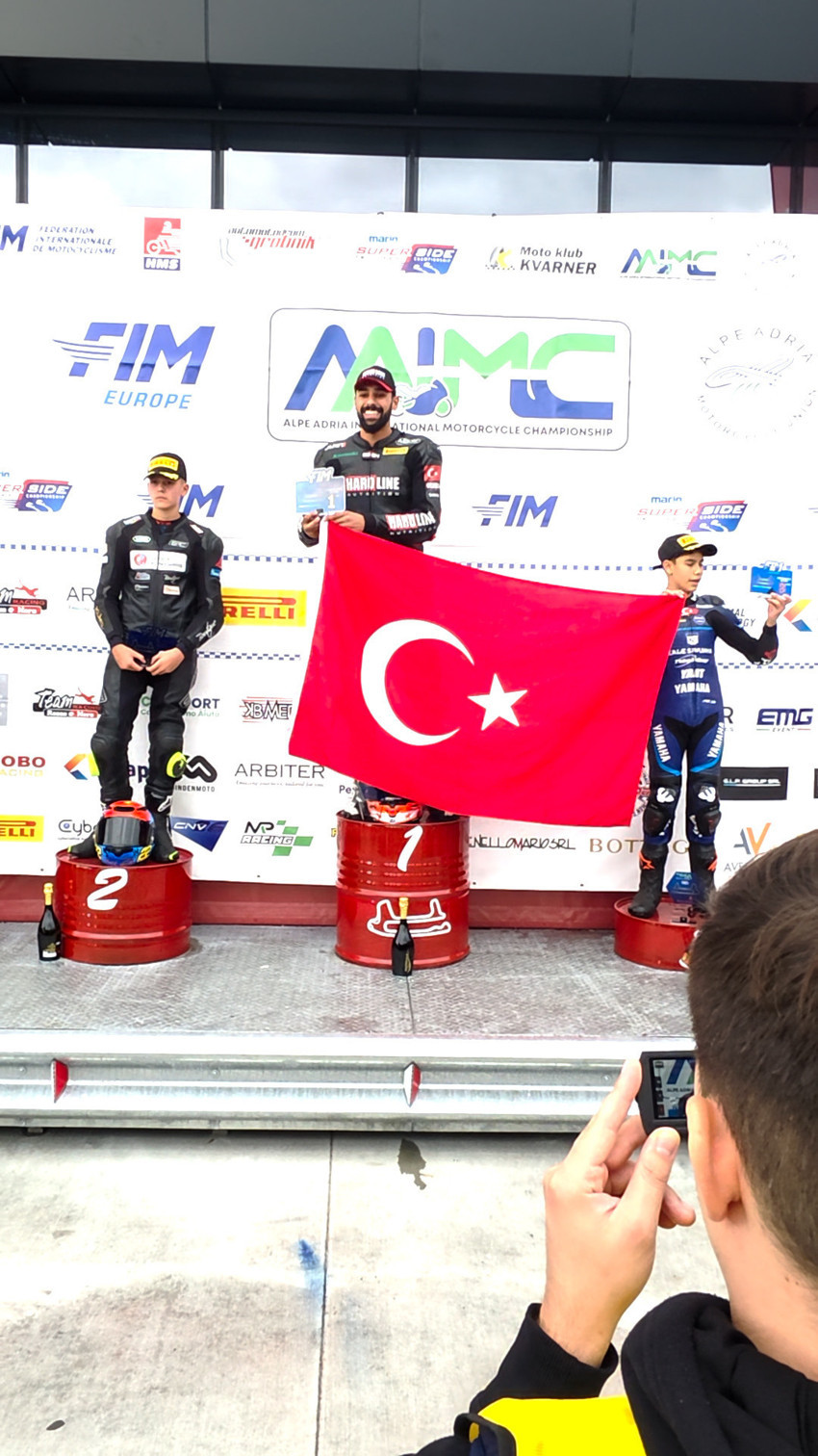 Milli motosiklet&ccedil;i Oğuz Taşhan&rsquo;dan &ccedil;ifte şampiyonluk - Resim : 1