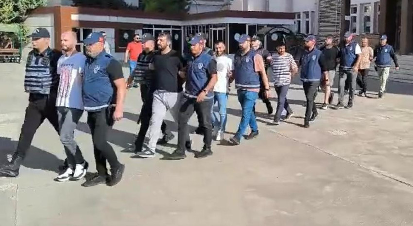  Gaziantep'te uzun namlulu silahlarla sokağa inen 12 kişi tutuklandı - Resim : 4