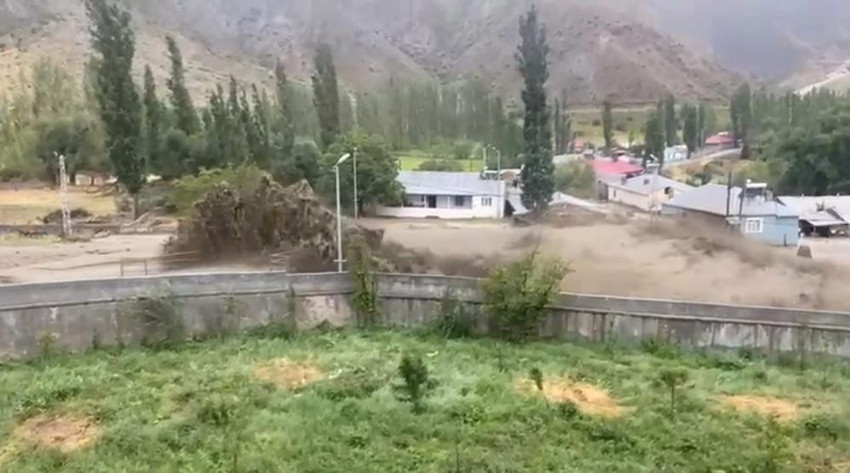 Kars'ta sel 8 köy zarar verdi: İşte selin geliş anı (Video) - Resim : 1