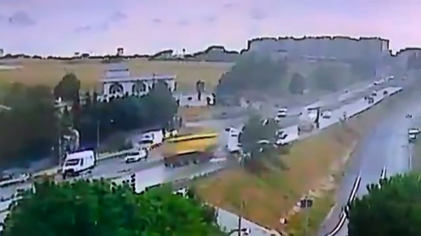 Büyükçekmece’de hafriyat kamyonu devrildi, E-5 trafiğe kapandı - Resim : 1
