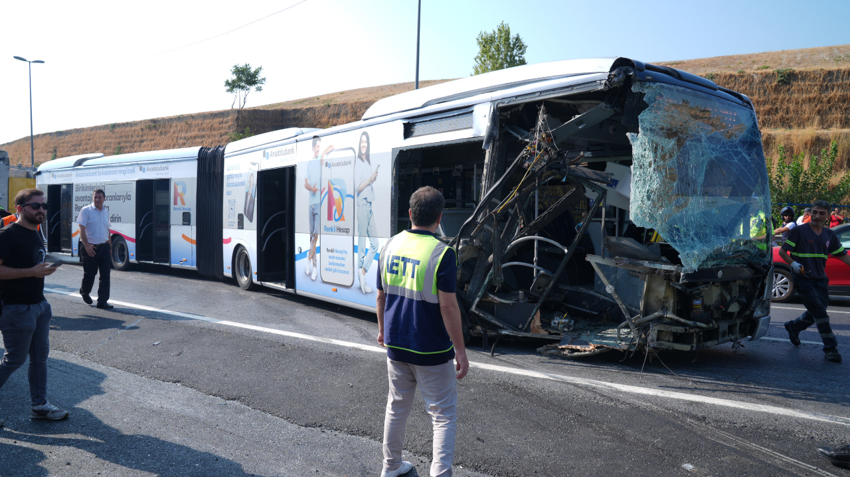 Son dakika! Küçükçekmece'de metrobüs kazası: 1 kişi öldü 50 kişi yaralandı - Resim : 1