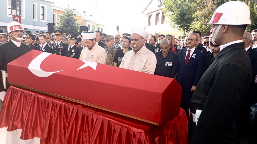 12 asker için son görev: Türkiye şehitlerini uğurluyor! - Resim : 14