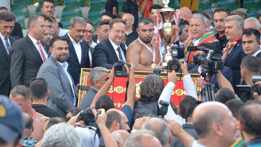 Kurtdere Güreşlerinde Başpehlivan Yusuf Can Zeybek oldu