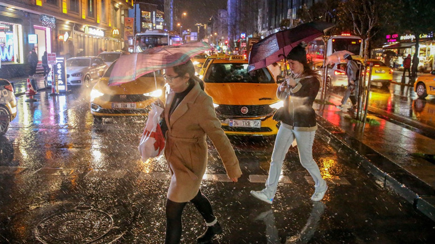 İstanbul trafiğinde tatil ve sağanak yağış yoğunluğu