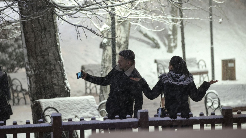 Ankara'da kar yağışı etkisini artırdı