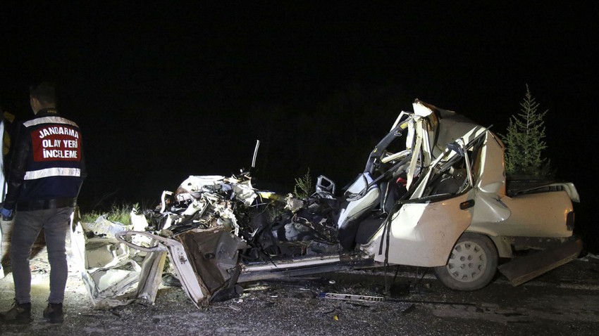 Uşak'ta otomobil, park halindeki kamyonete çarptı: 2 ölü