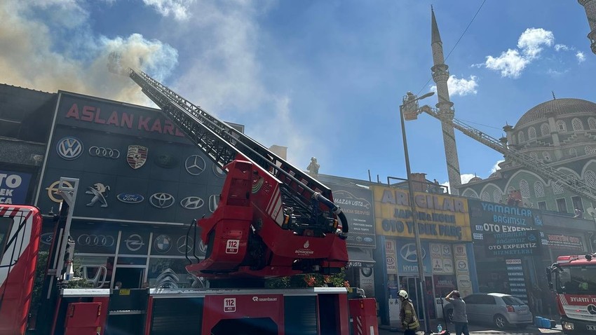 Sultangazi'de sanayi sitesinde yangın çıktı: Bölgeye ekipler sevk edildi