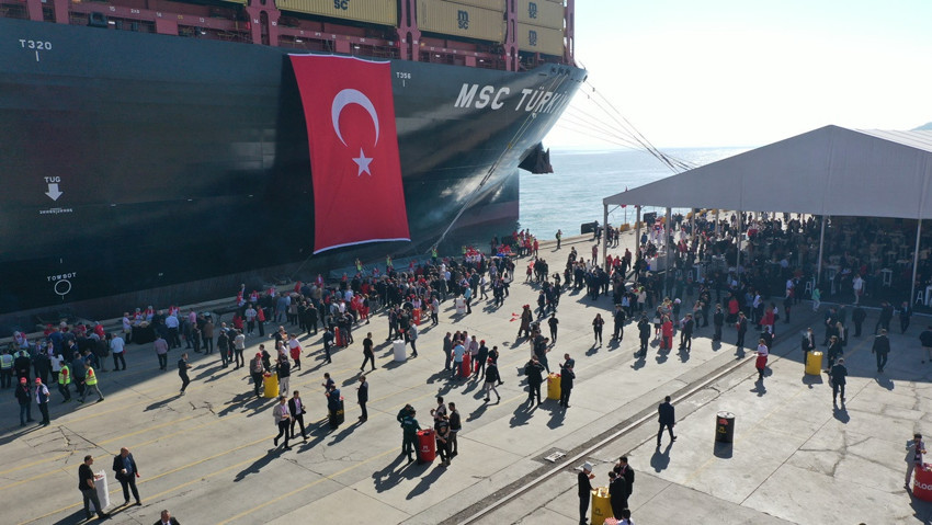Dünyanın en büyük konteyner gemilerinden "MSC Türkiye" Tekirdağ'a geldi - Resim : 1
