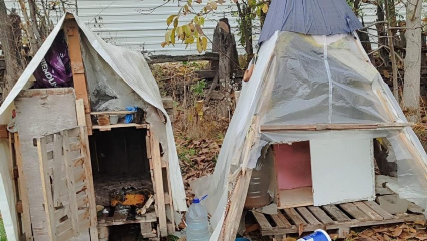 Köpek kulübelerini ateş verdi, tepki gösterene de bıçak çekti - Resim : 1