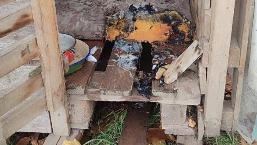 Köpek kulübelerini ateş verdi, tepki gösterene de bıçak çekti - Resim : 2