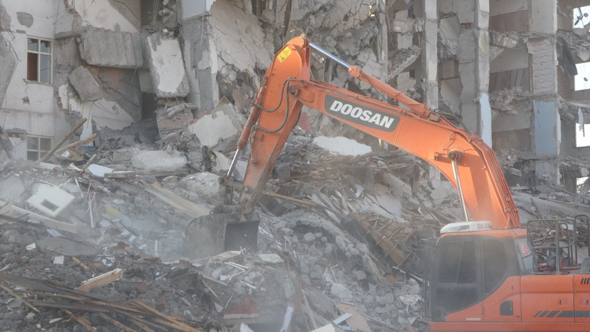 Ağır hasarlı bina korna sesi ile saniyeler içinde yerle bir oldu - Resim : 2