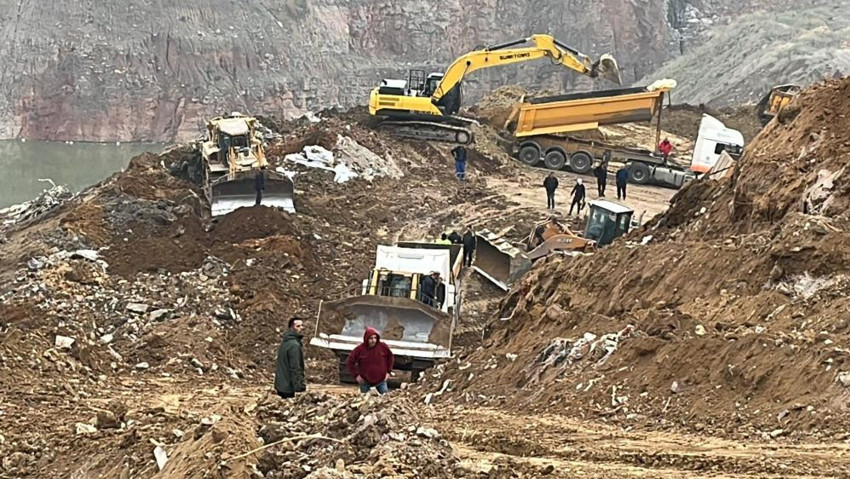 Faciadan dönüldü: Toprak kaydı, 7 kamyon ve bir kepçe asılı kaldı, sürücüler kurtarılmayı bekledi - Resim : 1