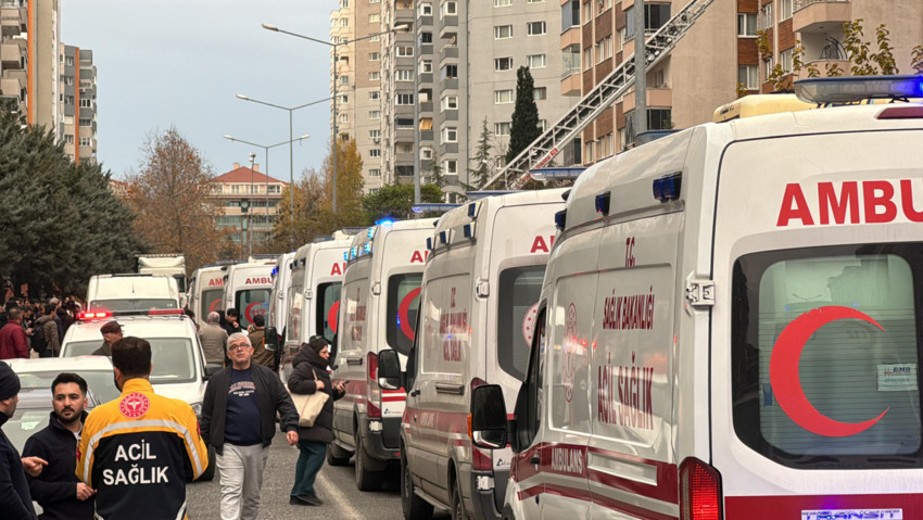 SON DAKİKA... Beylikdüzü'nde 14 katlı binada patlama: Ölü ve yaralılar var (Video) - Resim : 7