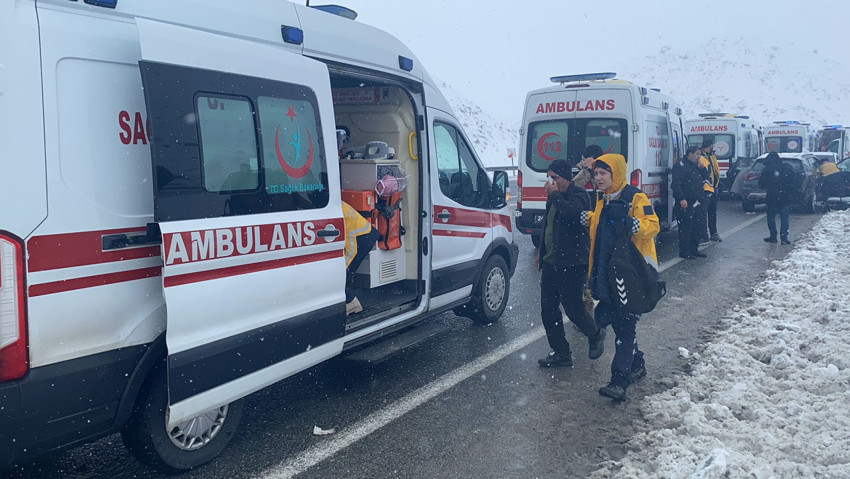 Erzincan'da yolcu otobüsü şarampole devrildi: 1 kişi öldü, 26 kişi yaralandı (Video) - Resim : 1