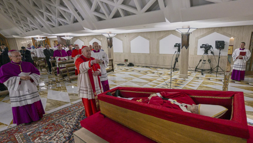 Vatikan, Papa Francis'in tabut içindeki görselini paylaştı - Resim : 1