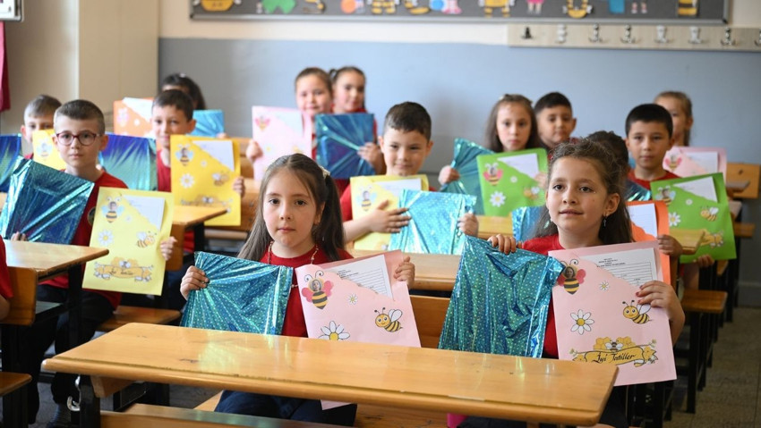 Okullarda karne heyecanı yaşanıyor! 20 milyon öğrenci yaz tatiline girdi - Resim : 1