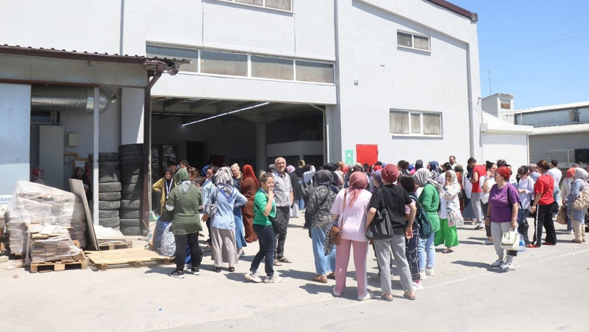 Depremin ardından fabrika tavanı çöktü: 3 kişi yaralandı - Resim : 1