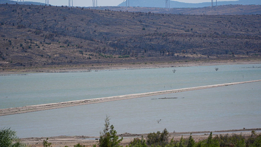 İzmir'de barajda su seviyesi düşünce eski İzmir-Çeşme kara yolu ortaya çıktı - Resim : 1