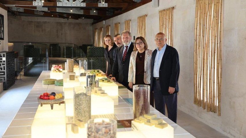 1060 depremzedeyi kol ve bacak desteği ile ayağa kaldırıp hayata bağladı - Resim : 1