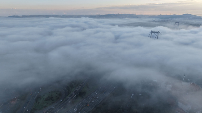 İstanbul'da sisten göz gözü görmedi: Köprüler sis bulutu altında kaldı (Video) - Resim : 3